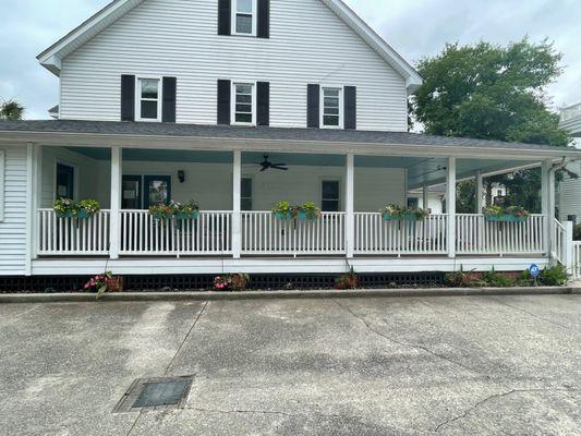 Side view and parking for Hampton Park Veterinary in Charleston, SC.