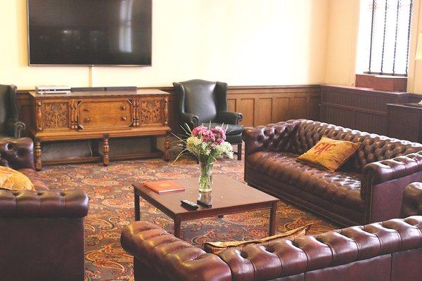 Lounge & Networking Areas