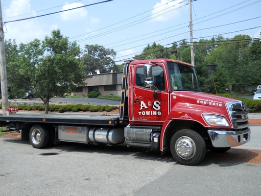 Flatbed tow truck