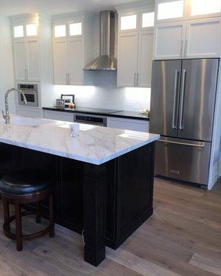 Kitchen cabinets in white and island