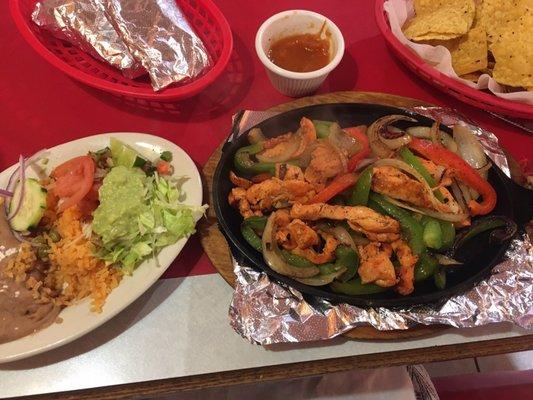 Lunch chicken fajitas $10