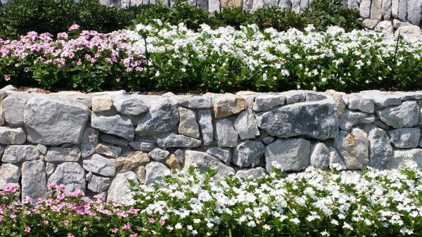 Stone Flower Bed Border Prosper TX Sol Vida Landscaping https://www.solvidalandscaping.com/