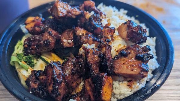 Spicy chicken bowl with white rice and veggies