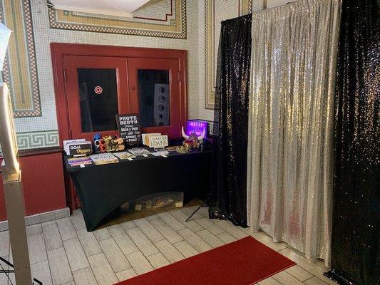 We rollout the red carpet for your guests providing and open-air photo booth experience.