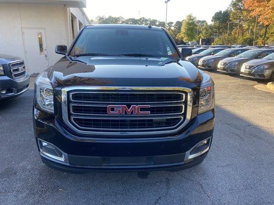 2020 GMC Yukon SLT Front view