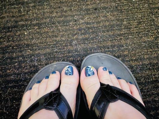 I love the beautiful art on my toes! Pretty!