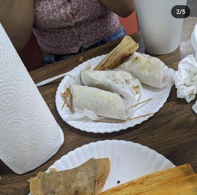 Tacos de chicharrón, taco de cesos, tamales