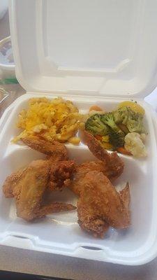 Fried chicken, mac n cheese,  mixed veggies