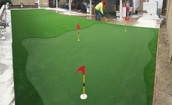 Custom Artificial Turf & Putting Green.