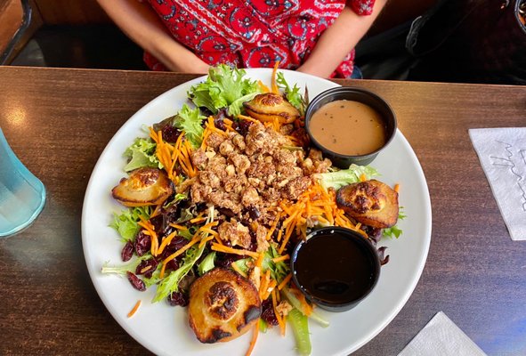 Salad with grilled peaches and goat cheese