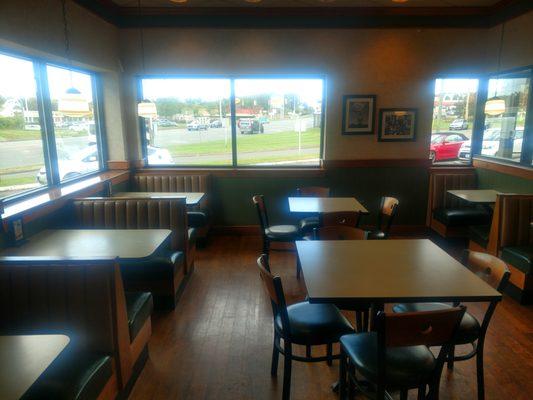 Clean dining room, but nobody there at 1pm on a Thursday afternoon