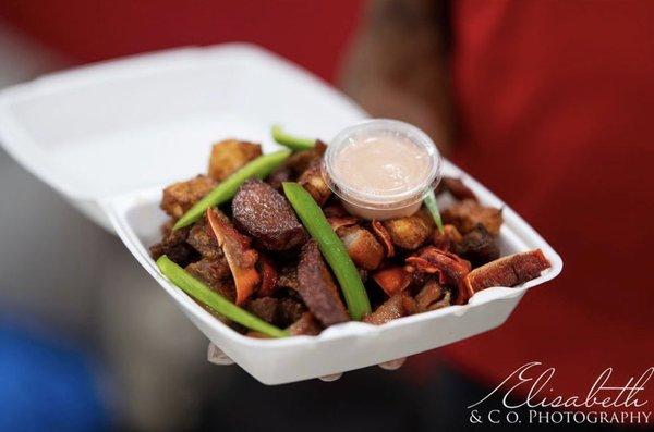 A small order of appetizers including salami, chicharrón, orejitas, fried cheese and green beans with a side of
mayo-ketchup sauce.