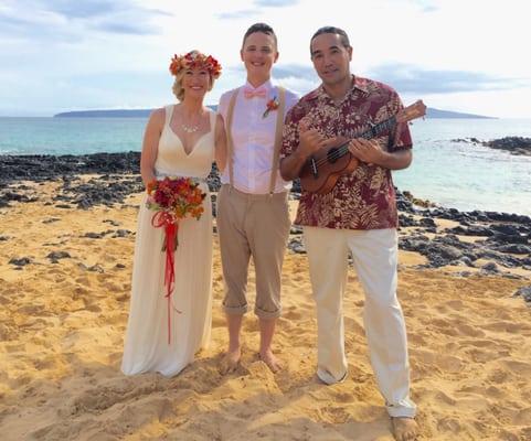 From the midwest USA all the way to Maui....LOVE carried them far on wings, to the perfect setting for their wedding :-)