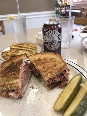 Left side is corned beef, right side is pastrami. AMAZING! Pastrami rules! W/Side of knish Mm