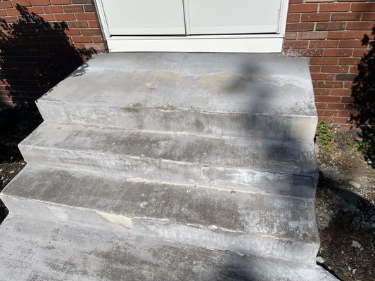 Poor quality concrete steps done by Capstone Construction 9/2021