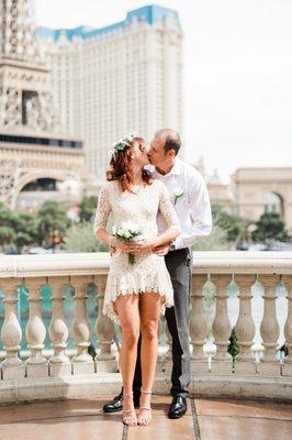 kissing in front of bellagio