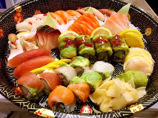 Love Boat For Two！（10pcs sushi&15pcs sashimi,raninbow roll ,dragon roll.)