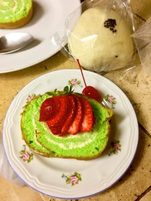 Green tea rolled cream cake