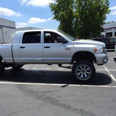 8" FTS Lift Kit 37x13.50x22 on 22x14 wheels