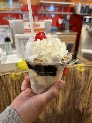 Hot fudge sundae