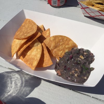 Chips with blackamole.