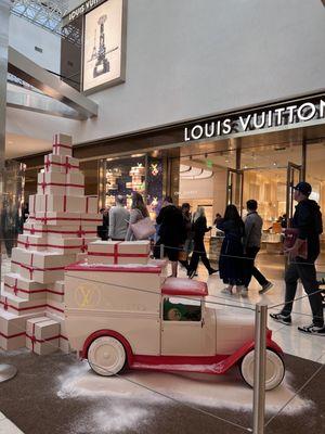 LV Christmas display  (2023)