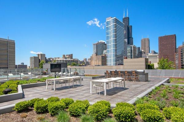 Scenic lakefront parks, museums, and trending boutiques and bites, the South Loop offers a setting as vibrant as 1000 South Clark's style.