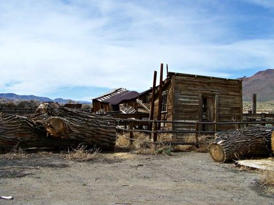 Old ranch building across the highway from Buckland Station.