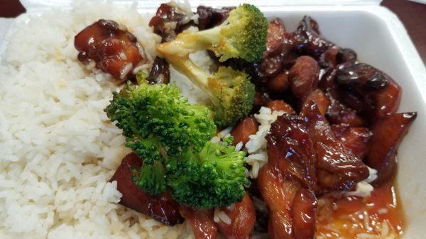 Bourbon chicken lunch special: Broccoli tasted like old, frozen type and the chicken was stringy.  Sauce was just okay.