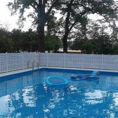 Pool privacy screen