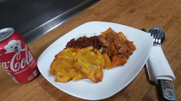 Arroz Blanco habichuelas tostones y carne guisada