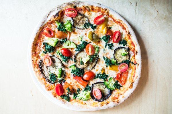 Ortomisto - Fresh zucchini, spinach, roasted sweet peppers and broccoli, topped with cherry tomatoes.