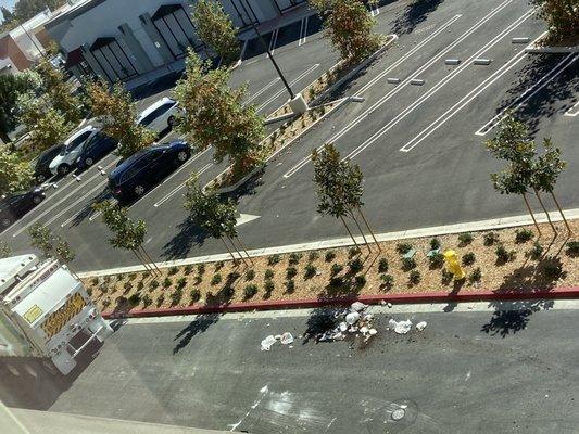 Recology spilling trash onto city street in Mountain View