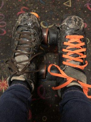 Mismatched quad speed skates that were damaged & left skate had duct tape on the back.