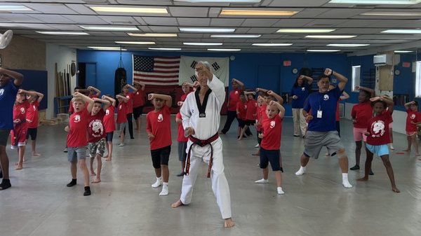 Students getting lesson from GM Yung Ho Jun