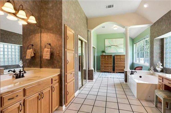 master bathroom before the remodel