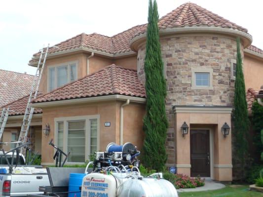 No pressure tile roof cleaning   in Houston Tx before