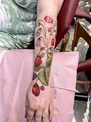 Realistic strawberry and bluebells done by @frenchyroach