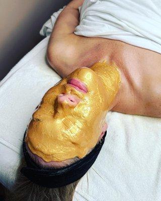 Casmara Gold dust algae peel off mask it provides a draining effect reducing puffiness and dark circles under the eyes.