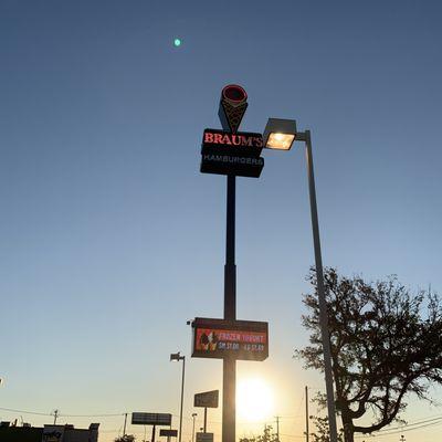 Sign for Braum's restaurant