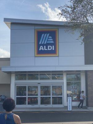 Entrance to Aldi