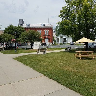 Tiny park where the fountain is located.