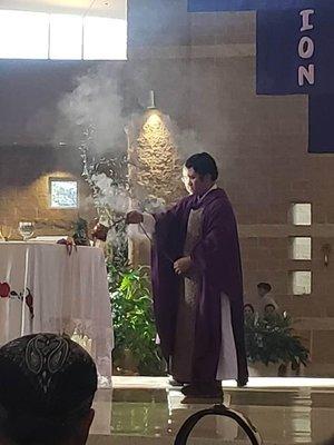 Fr. Ardi incensing the altar during Advent Mass.