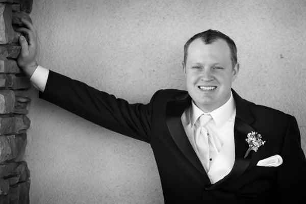 Black and white images are always very elegant and striking. This groom is no exeption.