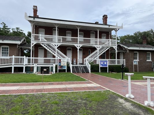 Housing where the light keeper lived, now a museum.