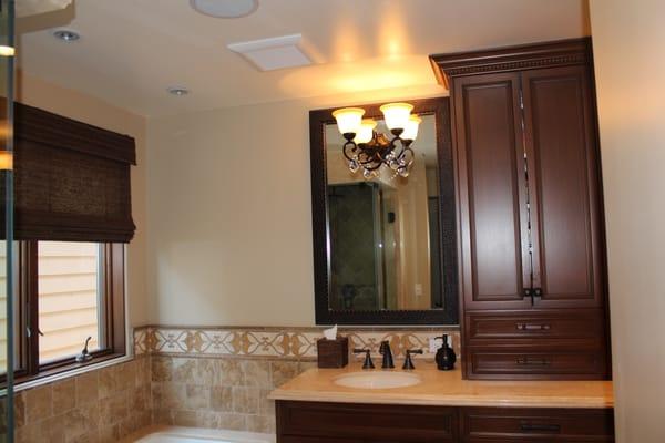 Master bath with a tile border.