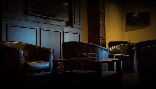 THE CIGAR BAR @ Regency Cigar offers an elegant and comfortable lounge with excetional ventilation where you can enjoy you cigar and drinks.