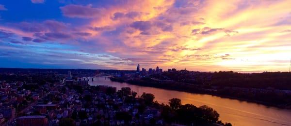 Skyline of Cincinnati over Manhattan Harbour in Dayton, Kentucky