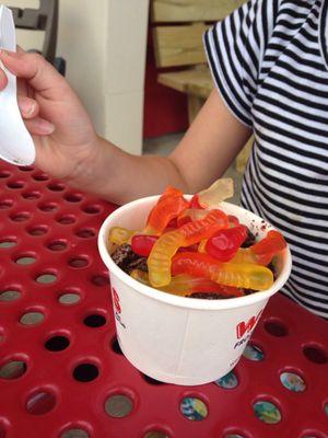 Kids dirty worm sundae