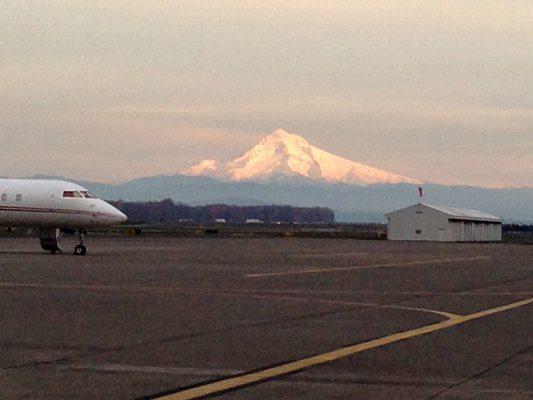 Portland OR (PDX) with Mount Rainier in the background